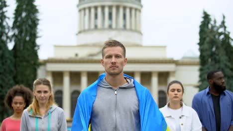 Glückliche-Jugend-hisst-ukrainische-Flagge,-Diaspora-in-Washington,-patriotische-Nation