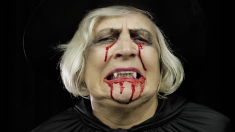 Alte-Hexe-Halloween-Make-up.-Ältere-Frau-Porträt-mit-Blut-auf-ihrem-Gesicht.