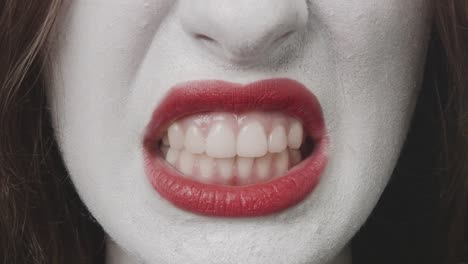 Baring-los-dientes---primer-plano-de-una-adolescente,-que-está-hecho-para-Halloween-o-una-fiesta-de-disfraces.-Ensayando-diferentes-expresiones-faciales,-ella-está-desgarrando-sus-dientes