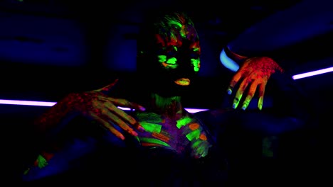 Schöne-junge-sexy-Mädchen-tanzen-mit-ultravioletten-Farbe-auf-ihrem-Körper.-Mädchen-mit-Neon-Bodyart