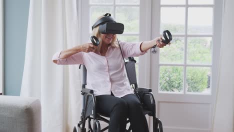 Reife-behinderte-Frau-im-Rollstuhl-zu-Hause-mit-Virtual-Reality-Headset-Gaming-Holding-Controller