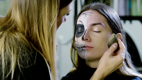 Make-up-Künstler-macht-blonde-Frau-als-tote-Braut-für-Halloween-Party.-4K