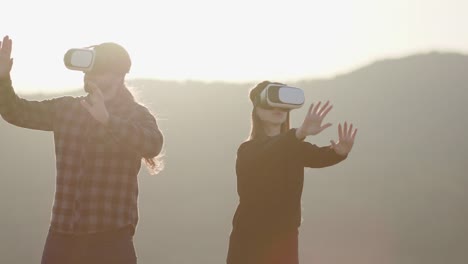 Innovation-VR-Technologie-Konzept,-zwei-Menschen-in-Virtual-Reality-Box-Brille-Gadget-Technologie-auf-der-Straße-in-Wald-auf-Hügeln-Natur-Hintergrund,-zwei-Personen-verwenden-Headset-digital-für-Unterhaltungserlebnis