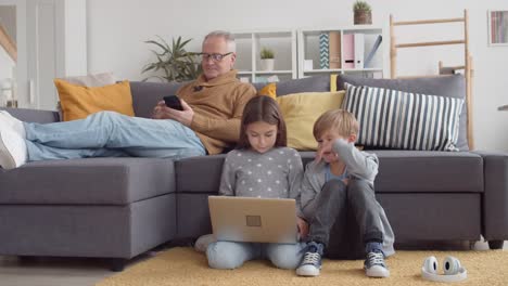 Familia-descansando-en-casa