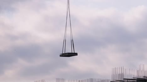 Baugewerbe.-Ein-Kran-auf-einer-Baustelle-hebt-eine-Last