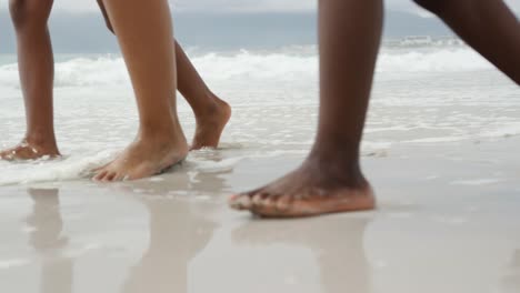 Familie-genießt-Freizeit-am-Meer