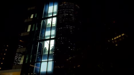 El-rápido-ascensor-que-baja-por-el-edificio-en-Tokio-Japón