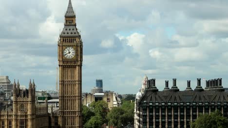 acercar-en-big-ben-sobre-el-puente-de-Westminster-durante-el-día