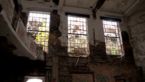 CLOSE-UP:-Theater-in-der-verlassenen-Stadt-Methodist-Church,-einstürzenden-Gary-Indiana