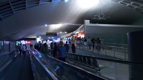 Singapur-Changi-Flughafen-duty-free-Hall-Travelator-Fahrt-voll-Panorama-4k-Filmmaterial