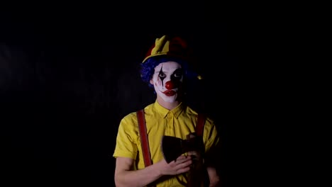 Ein-verrückter-Clown-spielt-mit-einer-Axt.