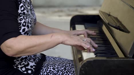 Old-woman-playing-the-piano