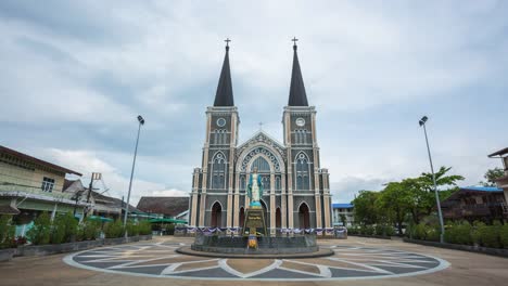 Clound-en-cielo-y-en-la-Catedral-de-la-Inmaculada-Concepción-es-una-diócesis-católica-romana-de-Chanthaburi,-Timelapse