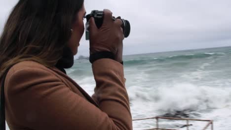 Frau-fotografieren-Stormy-Sea-im-Via-del-Mar,-Chile