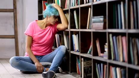 Depressive-Frau-nach-dem-gescheiterten-Prüfung-in-Bibliothek