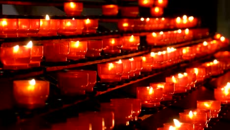 Muchas-velas-ardientes-en-la-iglesia-cristiana