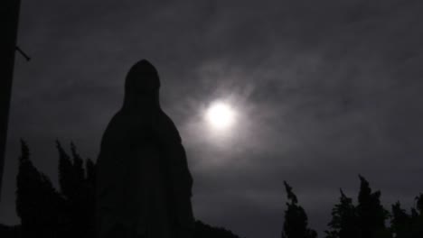 La-Virgen-María-en-el-cementerio-con-la-luna-en-escena-de-la-silueta