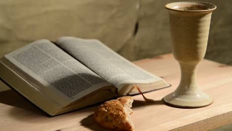 Bibel-mit-Kelch-und-Brot,-schwenken,-verschieben