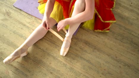 ballerina-puts-on-pointes