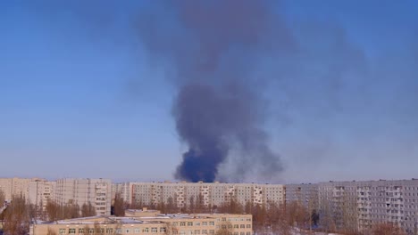 Gebäude-in-Brand-mit-Rauch.-Notfall.-Brandstiftung-Gebäude.