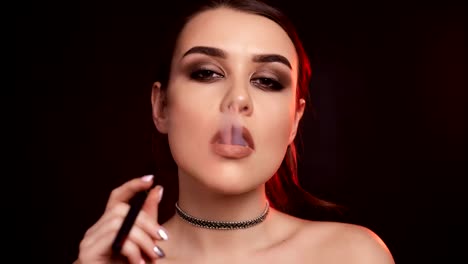 Glamour-mujer-morena-hermosa-seductora-fumar-cigarrillo-electrónico