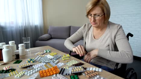 Triste-mujer-tirar-pastillas-de-mesa-y-llorando,-problema-de-salud,-depresión