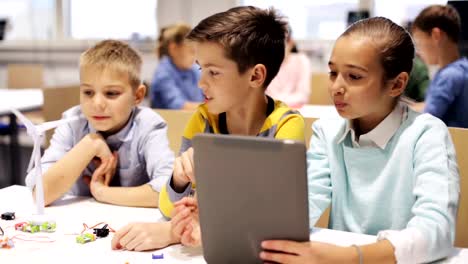 Kinder-mit-Tablet-pc-Programmierung-in-der-Robotik-Schule