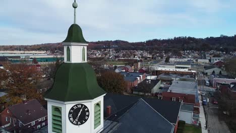 Langsam-umkreist-Kleinstadt-Kapelle-Steeple