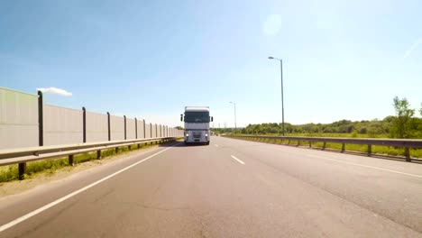 Camión-está-viajando-a-lo-largo-de-los-caminos-de-Europa.-Vista-frontal-del-carro-Semi-blanca-en-camino