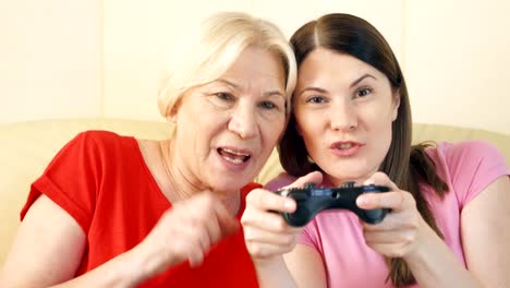 Madre-e-hija-los-jugadores-jugar-videojuegos-en-casa.-Jugadores-con-mando-de-consola