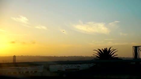 POV-coche-al-atardecer-en-California-en-cámara-lenta