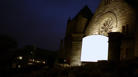 Ein-leeren-generische-Zeichen-für-eine-Kirche-in-der-Nacht-im-Stadtgebiet-ALT