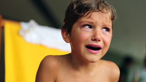 Weinende-Kind-Kratzer-Nase-während-der-Beobachtung-um-für-Aufmerksamkeit.-Kleiner-Junge-weint-schluchzt-mit-traurigen-Blick-für-Aufmerksamkeit