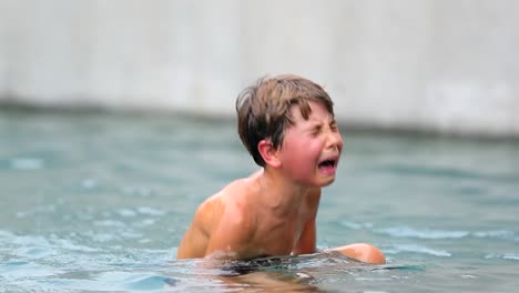 Niño-llorando-de-dolor-real.-Hijo-en-agonía-después-de-haber-sido-lastimados-físicamente-en-la-piscina.-Joven-llora-incontrolablemente