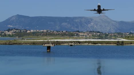 Avión-de-pasajeros-moderno-despegar-del-aeropuerto-de-Corfú,-Grecia