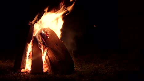 Feuer-brennt-in-der-Nacht,-Lagerfeuer-am-dunklen-Herbstnacht-Wärme