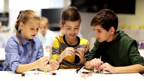 glückliche-Kinder-in-der-Robotik-Schule-machen-hohe-fünf