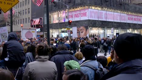 Pie-grande-tráfico-multitudes-se-reúnen-frente-a-Saks-Quinta-Avenida-y-Rockefeller-Center-para-eventos-de-Navidad