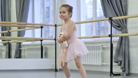 Repetir-los-movimientos-de-la-maestra-de-Ballet-de-niña