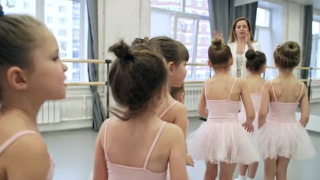 Little-Ballerinas-Learning-Dance-Moves