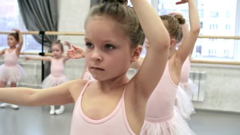 Lernen-Armbewegungen-in-Ballett-Klasse