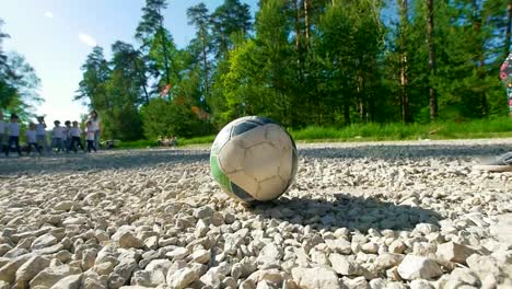 Beine-des-jungen-Teenager-kickt-den-Ball-auf-Kinder-Fußball-Nationalmannschaft-im-freien-am-Sommertag