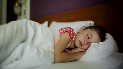 Mujer-despierta-a-niña-en-la-cama-sonriente,-madre-para-el-niño-dormido