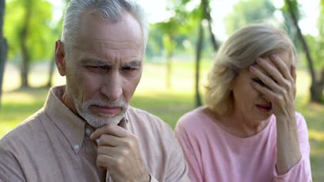 Senior-hombre-se-siente-culpable-por-engaño,-mujer-llorando-en-la-desesperación,-divorcio