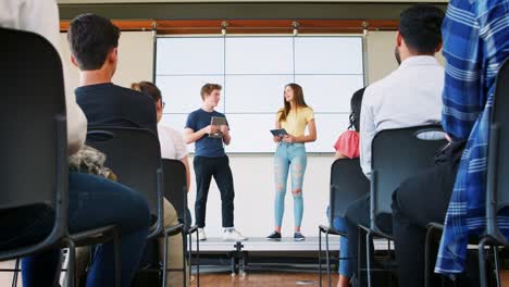 Zwei-Studenten,-die-Präsentation-zu-High-School-Klasse-vor-Bildschirm