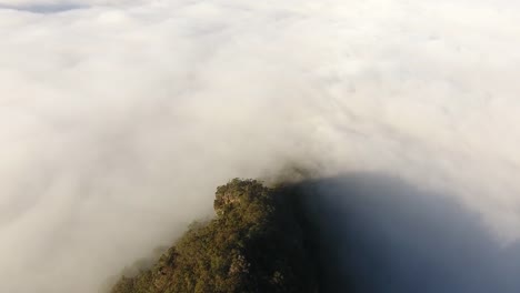 Imágenes-de-Drone-volando-sobre-las-montañas-azules,-Australia