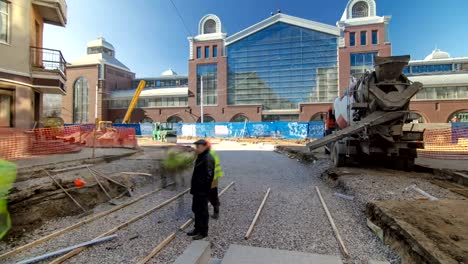 Betonarbeiten-für-den-Straßenbau-Wartung-mit-vielen-Arbeitern-und-Mixer-timelapse