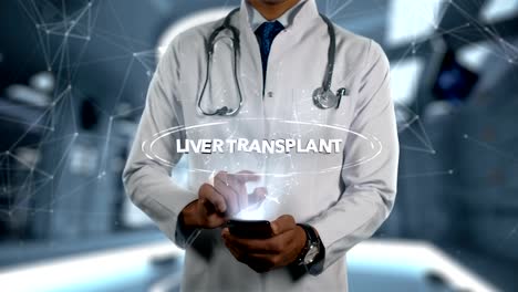 Leber-TRANSPLANT---männlich-Arzt-mit-Handy-öffnet-und-Hologramm-Behandlung-Wort-berührt