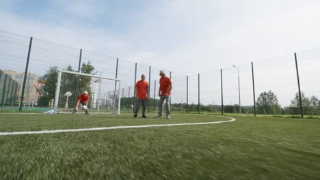 Mayores-futbolistas-jugando-juntos-al-aire-libre