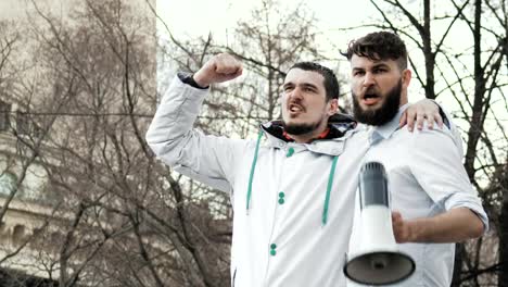 20er-Jahre-Rebellen-Schrei-in-einem-Lautsprecher-auf-eine-Revolution-auf-einer-Straße-in-der-Stadt.